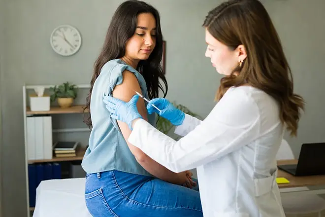 doctor administering a Sublocade injection