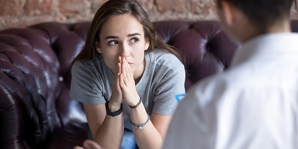 woman in heroin addiction treatment speaking with a doctor