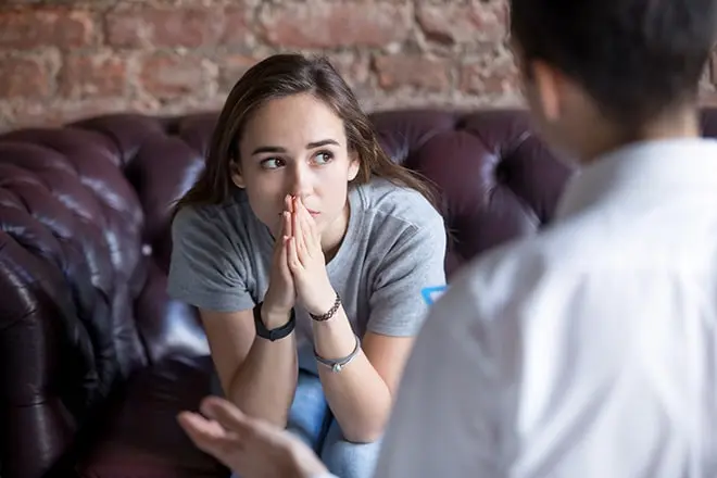 woman in heroin addiction treatment speaking with a doctor